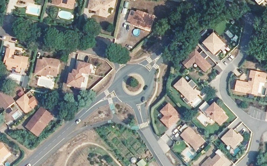 Vue aérienne du Rond-point anonyme n°406639711