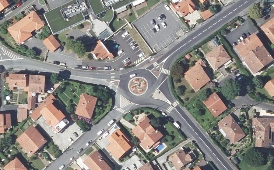 Vue aérienne du Rond-point anonyme n°40665571