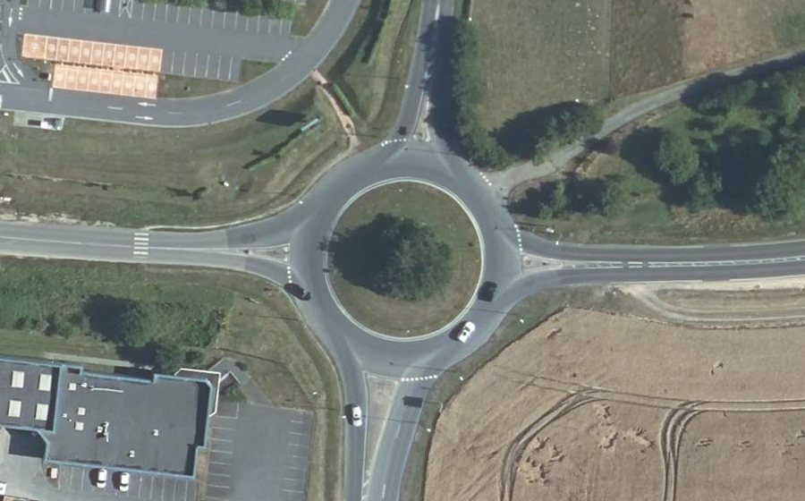 Vue aérienne du Rond-point anonyme n°40673365