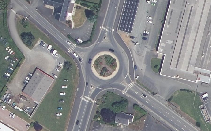 Vue aérienne du Rond-point anonyme n°406744822