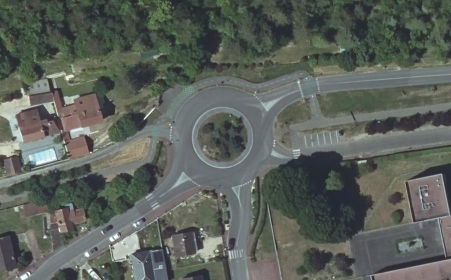 Vue aérienne du Rond-point anonyme n°406764469