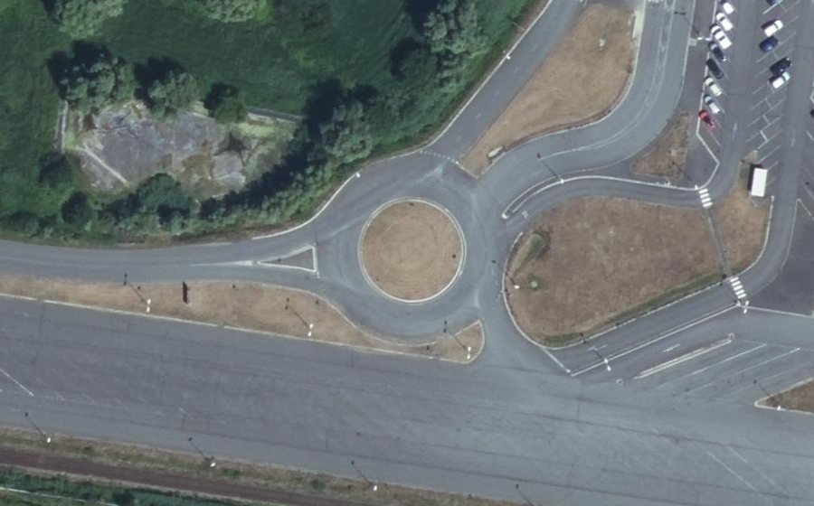 Vue aérienne du Rond-point anonyme n°406783688