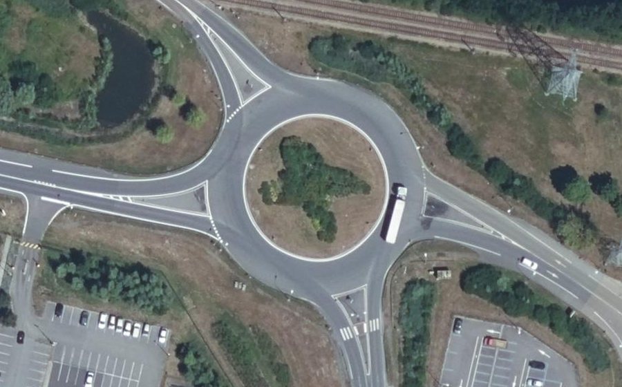 Vue aérienne du Rond-point anonyme n°406784836