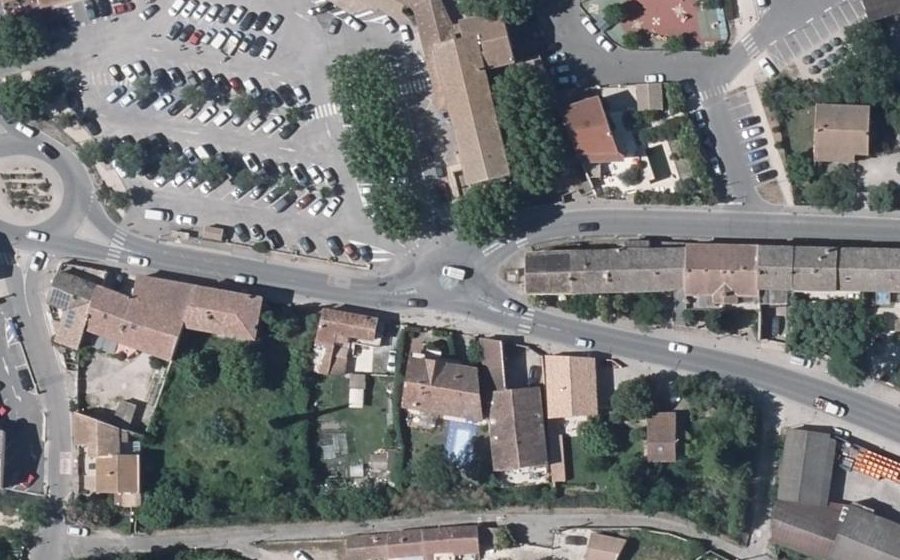 Vue aérienne du Rond-point anonyme n°406819337