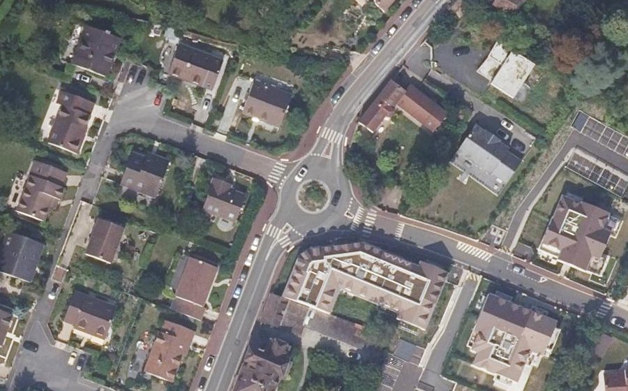 Vue aérienne du Rond-point anonyme n°406838542