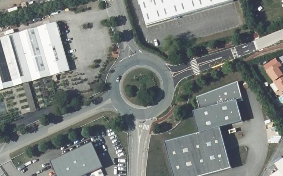 Vue aérienne du Rond-point anonyme n°40684022