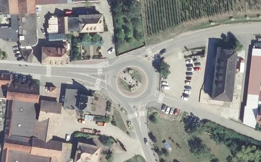 Vue aérienne du Rond-point anonyme n°40687259