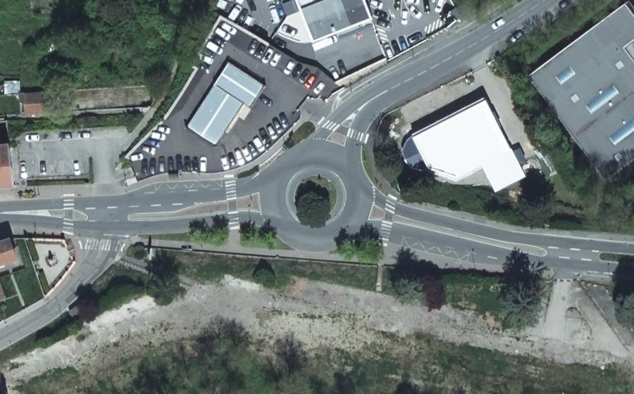 Vue aérienne du Rond-point anonyme n°40691428