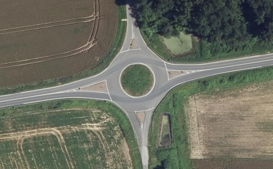 Vue aérienne du Rond-point anonyme n°40691732