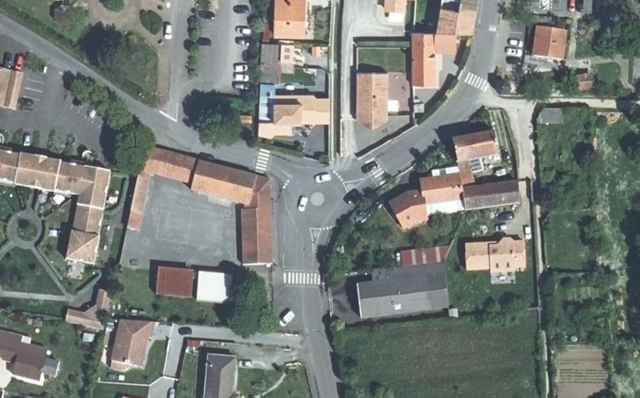 Vue aérienne du Rond-point anonyme n°406989364