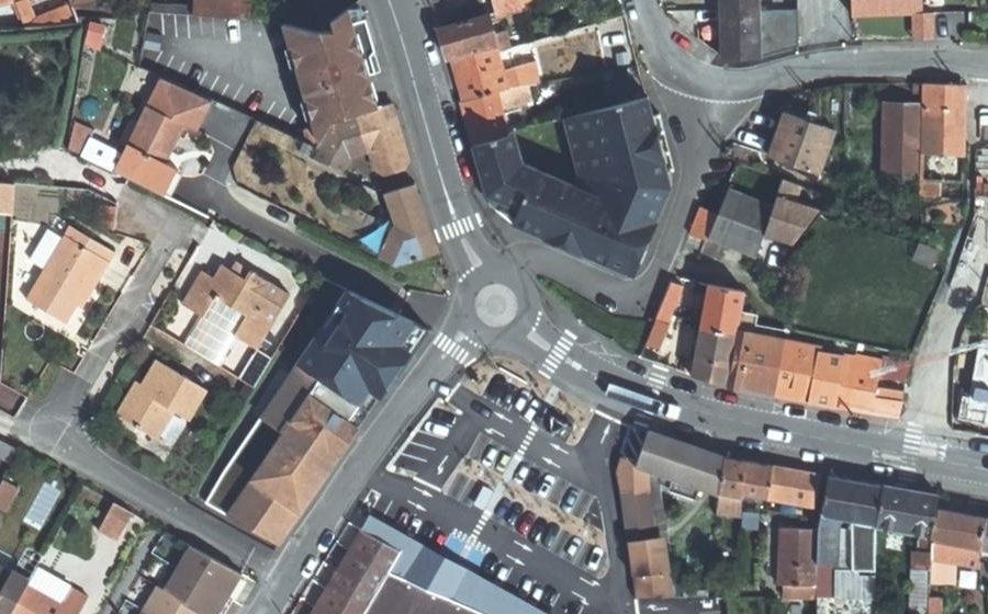 Vue aérienne du Rond-point anonyme n°406996245