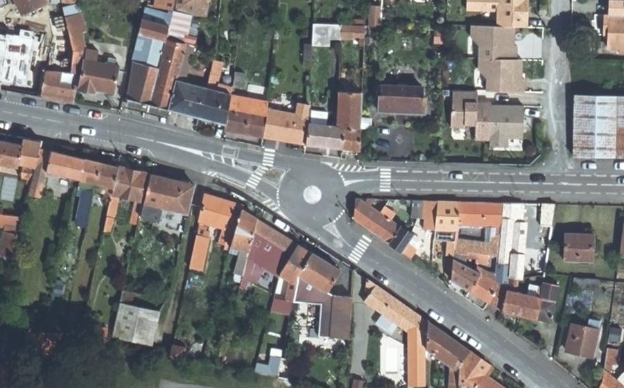 Vue aérienne du Rond-point anonyme n°406996379