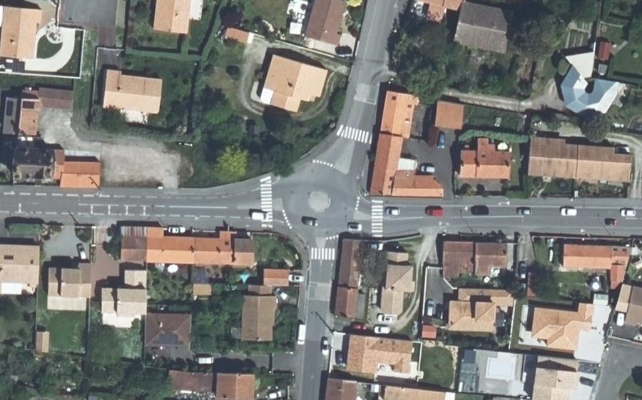 Vue aérienne du Rond-point anonyme n°406996527