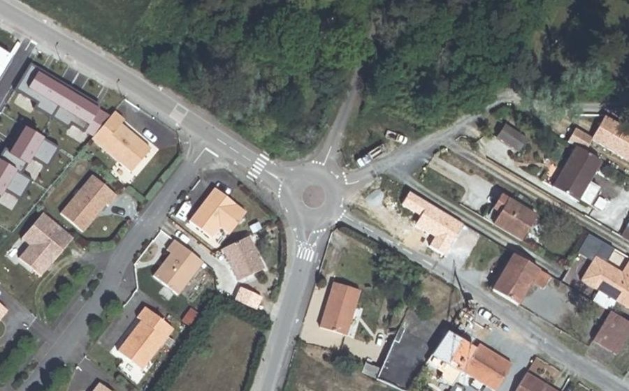 Vue aérienne du Rond-point anonyme n°406998264