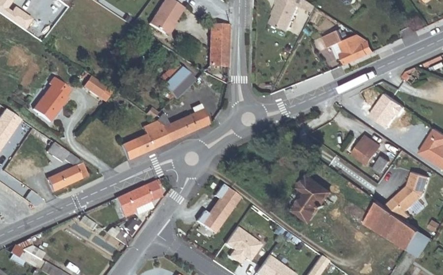 Vue aérienne du Rond-point anonyme n°406998670