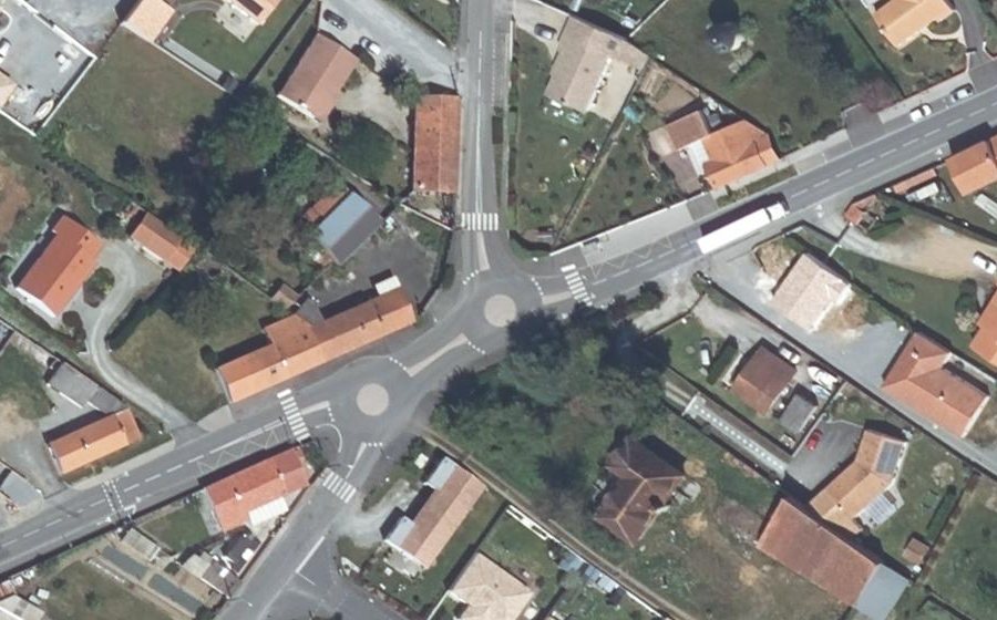 Vue aérienne du Rond-point anonyme n°406998673