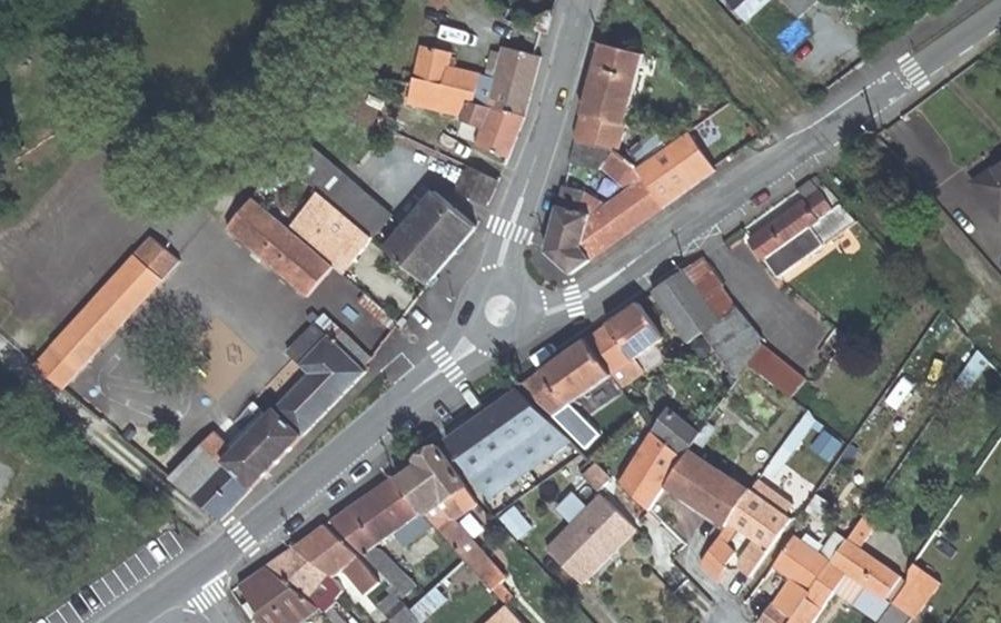 Vue aérienne du Rond-point anonyme n°406998732