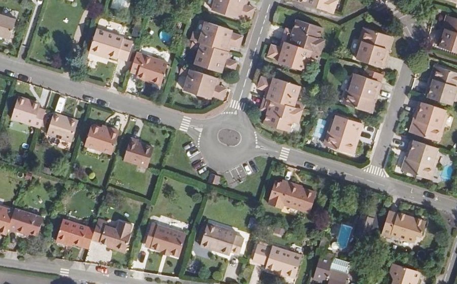 Vue aérienne du Rond-point anonyme n°40711322