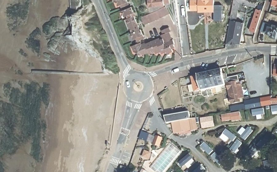 Vue aérienne du Rond-point anonyme n°407166622
