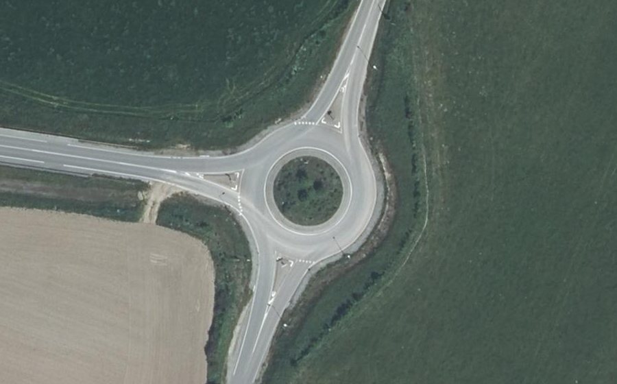 Vue aérienne du Rond-point anonyme n°407168602