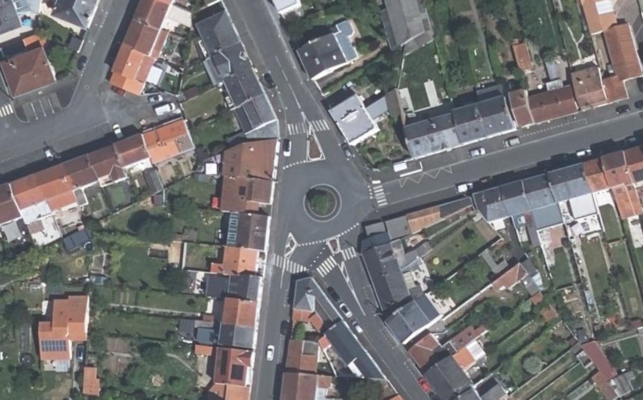 Vue aérienne du Rond-point anonyme n°407171951
