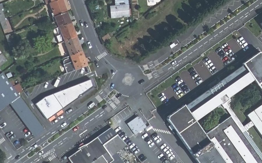 Vue aérienne du Rond-point anonyme n°407172372