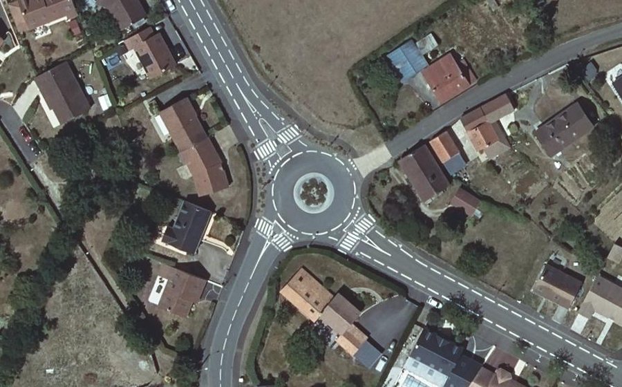 Vue aérienne du Rond-point anonyme n°407227013