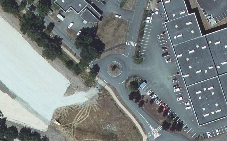 Vue aérienne du Rond-point anonyme n°407261710