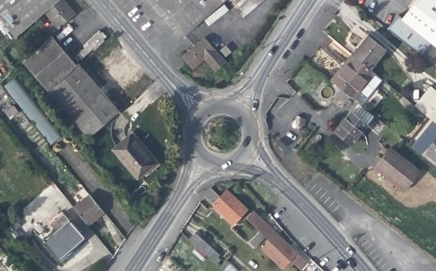 Vue aérienne du Rond-point anonyme n°40726308