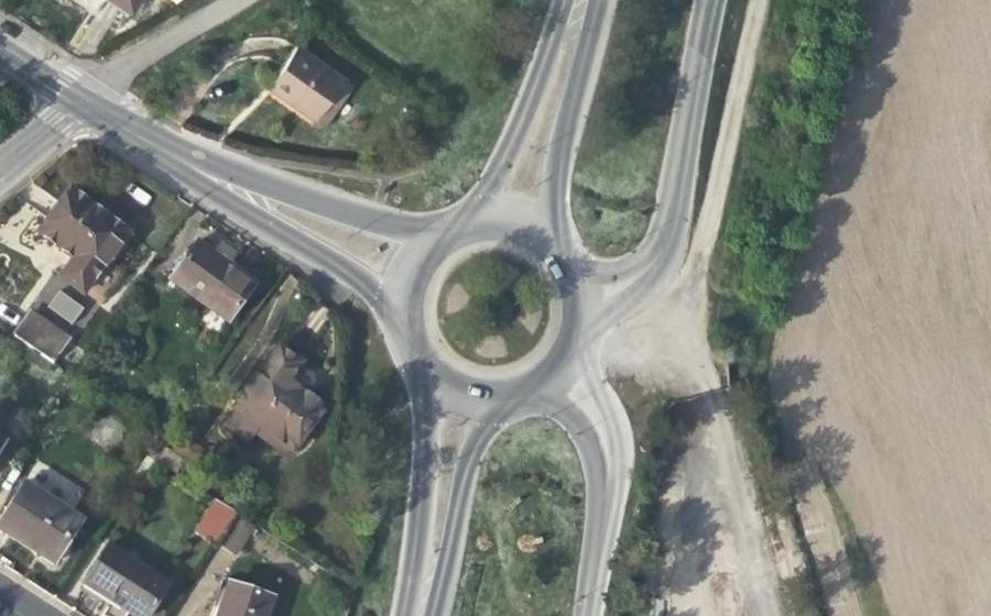Vue aérienne du Rond-point anonyme n°40744072