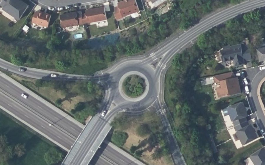 Vue aérienne du Rond-point anonyme n°40746099