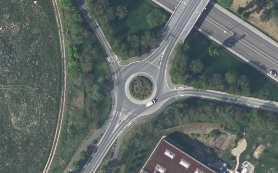 Vue aérienne du Rond-point anonyme n°40746103