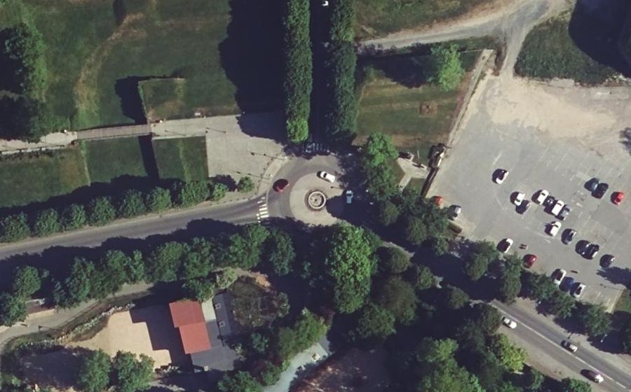 Vue aérienne du Rond-point anonyme n°40749450