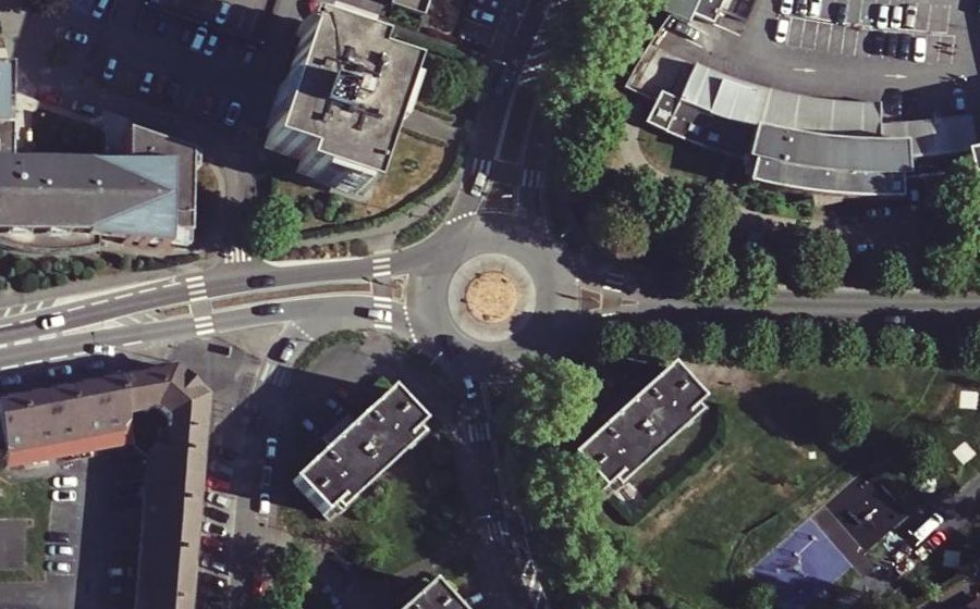 Vue aérienne du Rond-point anonyme n°40750806
