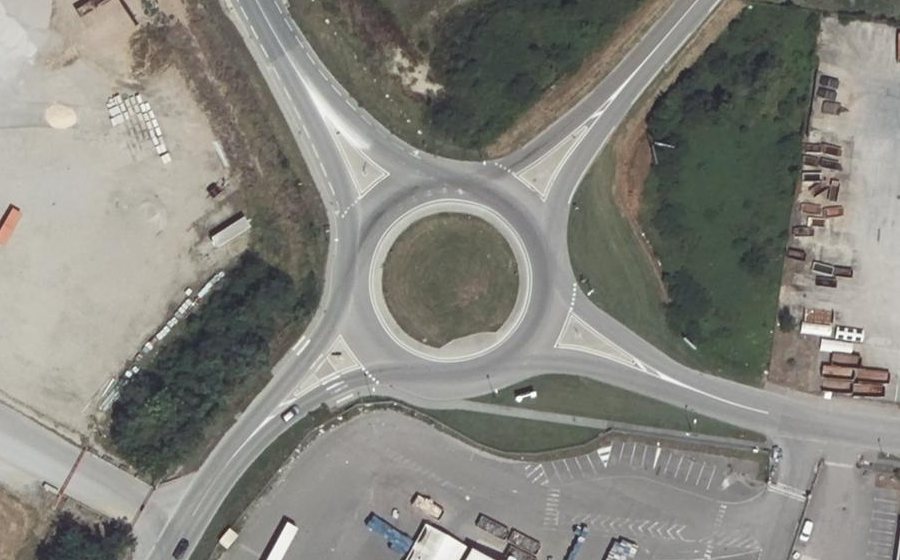 Vue aérienne du Rond-point anonyme n°40753196
