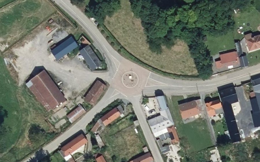 Vue aérienne du Rond-point anonyme n°407647506