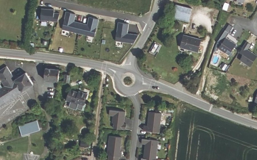 Vue aérienne du Rond-point anonyme n°407692773