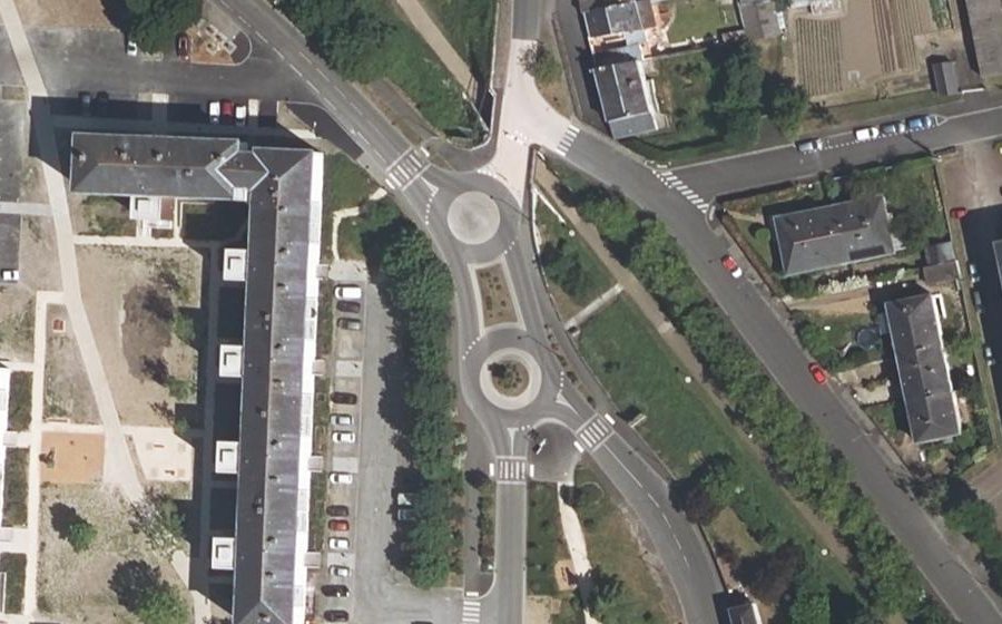 Vue aérienne du Rond-point anonyme n°407696370