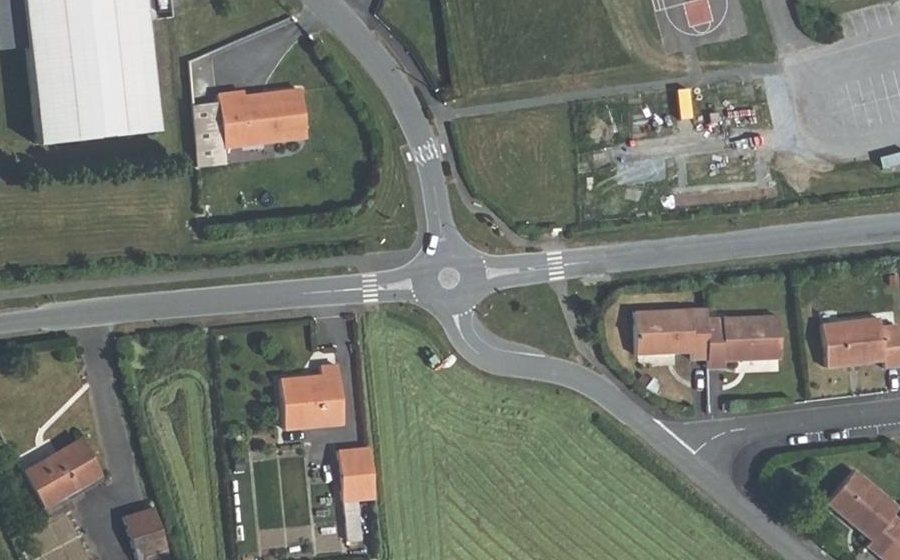 Vue aérienne du Rond-point anonyme n°407709578