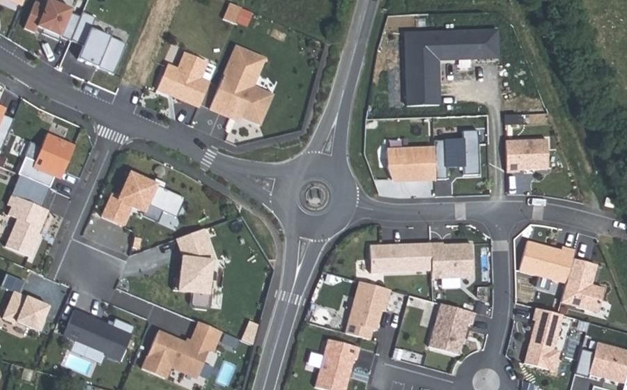 Vue aérienne du Rond-point anonyme n°407716107