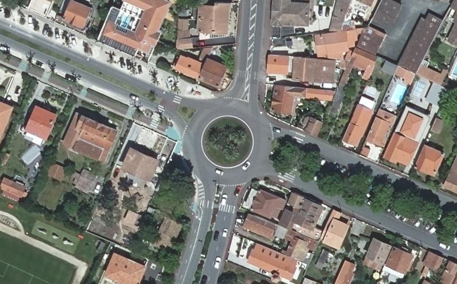 Vue aérienne du Rond-point anonyme n°40773522