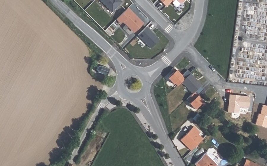 Vue aérienne du Rond-point anonyme n°407736267