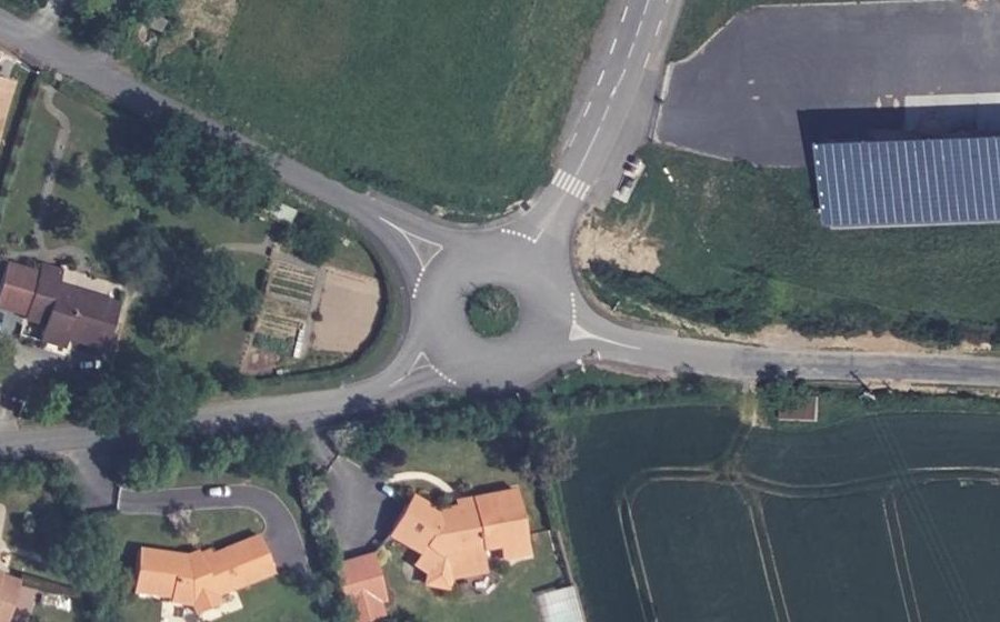 Vue aérienne du Rond-point anonyme n°407738888