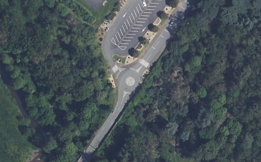 Vue aérienne du Rond-point anonyme n°407739942