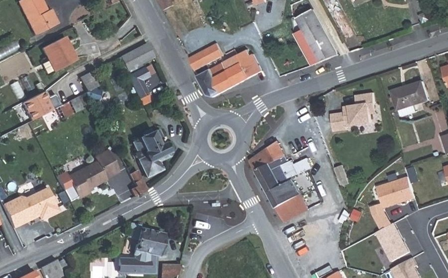 Vue aérienne du Rond-point anonyme n°407744588