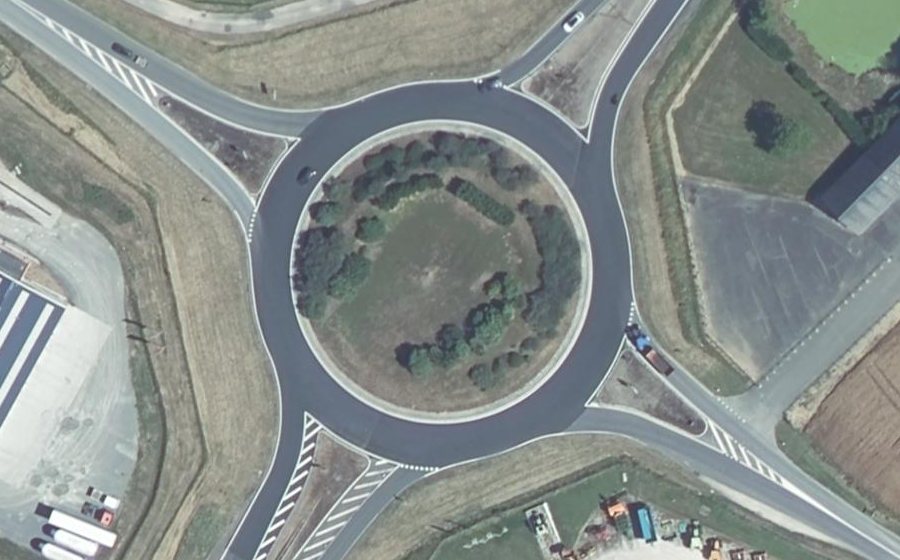 Vue aérienne du Rond-point anonyme n°40807494
