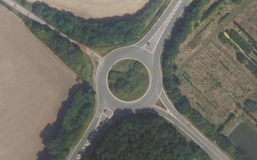 Vue aérienne du Rond-point anonyme n°40821615