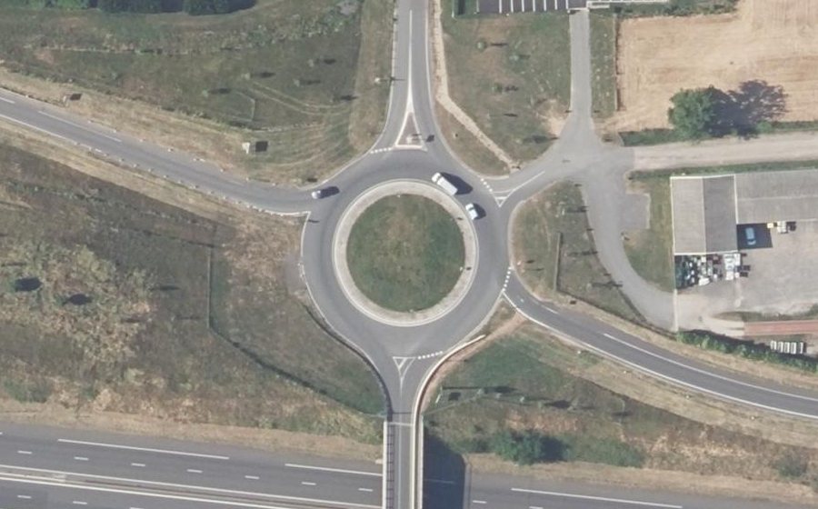 Vue aérienne du Rond-point anonyme n°408245237