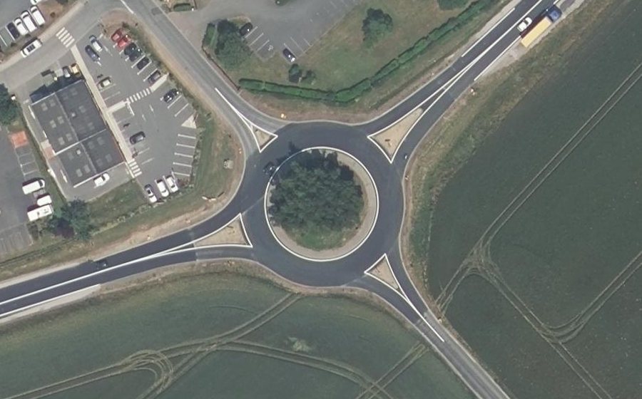 Vue aérienne du Rond-point anonyme n°40824896