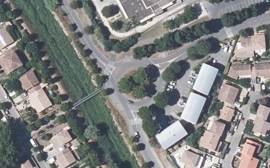 Vue aérienne du Rond-point anonyme n°40827435